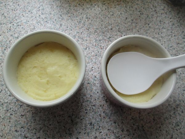 適量的馬鈴薯泥填平在烤模的底層