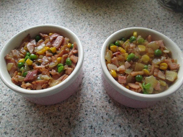 中間在舖上ㄧ層炒好的餡料