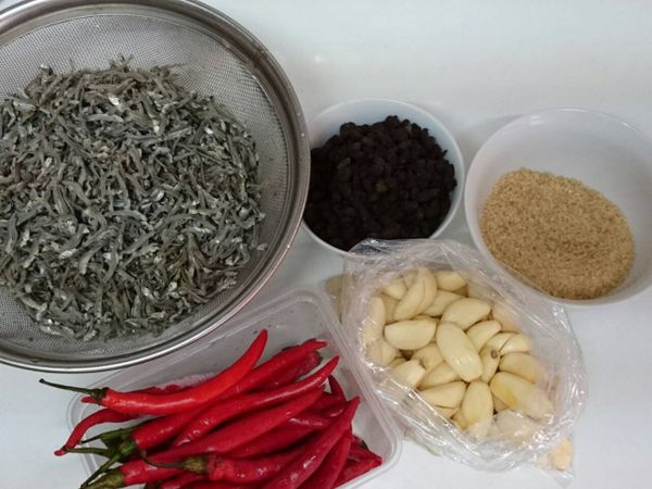 準備所有材料，將小魚乾先用水清洗後瀝乾。