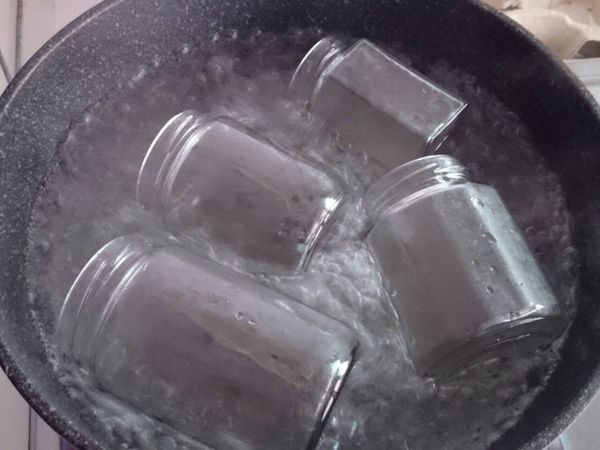 玻璃瓶用沸水煮消毒５分鐘後晾乾。