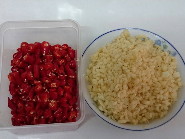 辣椒和大蒜切成細末。（戴手套操作較不會手辣）