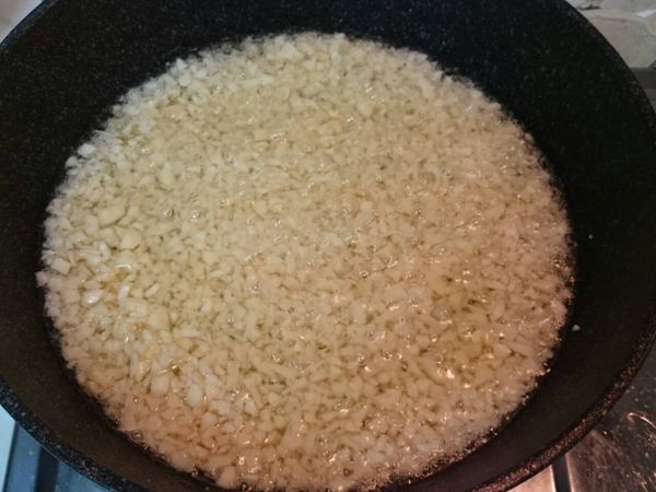 熱鍋倒入油（油量要可蓋過蒜末），油熱後加入蒜末，用中小火不斷翻炒。（要注意不可炒焦，否則會有苦味）