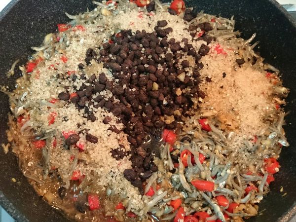 米酒的酒精揮發後，加入豆豉，冰糖及醬油。