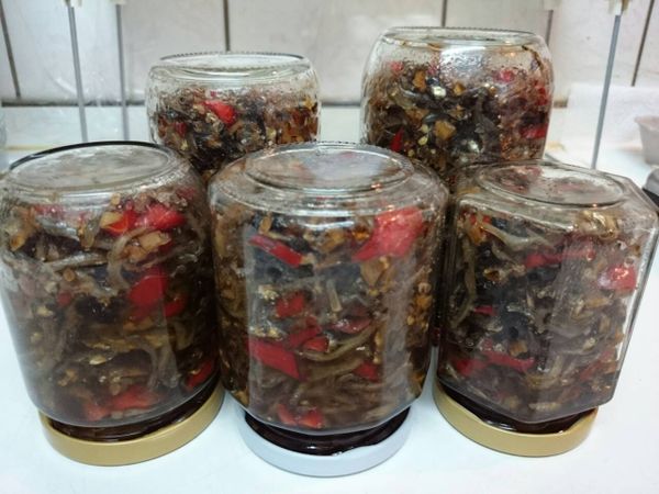 趁熱裝入已晾乾的玻璃瓶內（瓶內不可有任何一滴水），蓋緊蓋子後倒放成真空狀態，可延長保存時間。