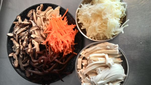 將所有的食材切絲備用