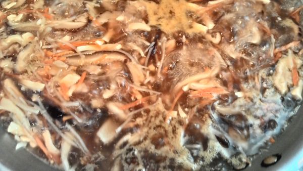 鍋中加入適量的水煮開後放入所有食材一起煮滾
轉小火加入所有調味料~要酸要辣可以自行調整口味喔