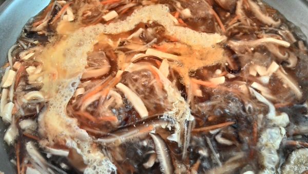 最後準備一碗地瓜粉水勾芡再到入蛋液完成