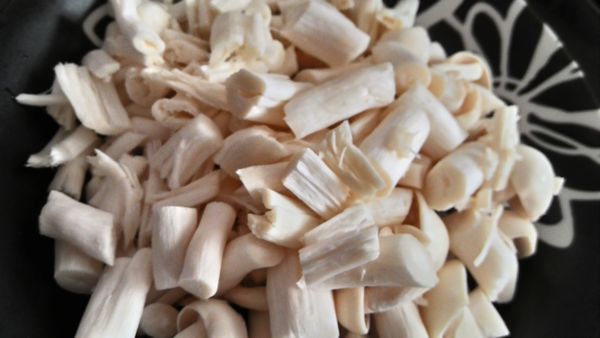 白精靈菇洗淨切段備用
鹹蛋壓碎備用