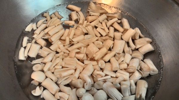 煮一鍋水將精靈菇放入川燙3分鐘左右撈起備用