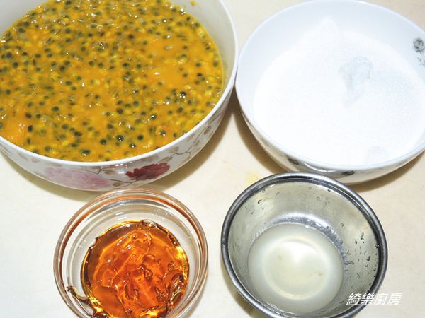 百香果對切,取出果肉和籽