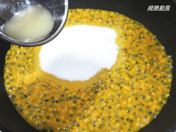 取一鍋開小火,依序將細砂糖,檸檬汁和麥芽糖加入百香果中