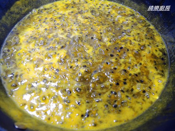 熬煮15-20分鐘變濃稠,持續用木匙攪拌,避免燒焦