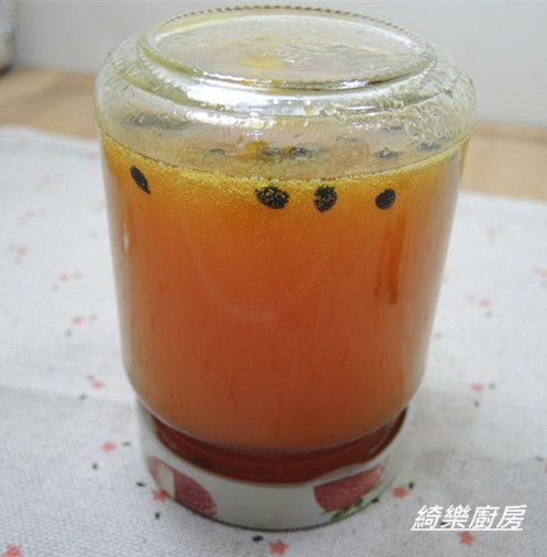 倒入高溫消毒過的玻璃罐中