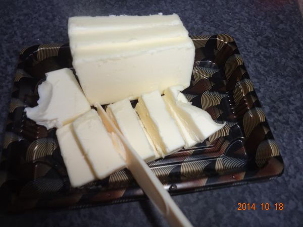 1.奶油先切成小小塊放入冰箱中備用