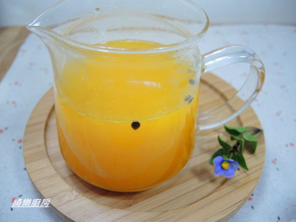 過濾下來的籽可以用開水沖泡成百香果汁