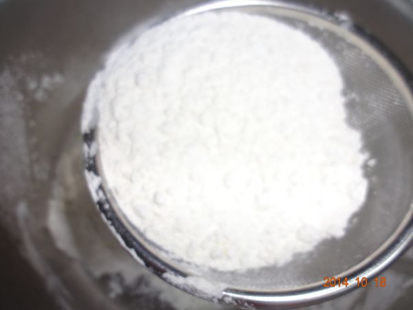 4.將所有粉類過篩放入鋼盆中混合均勻，取出奶油倒入鋼盆中