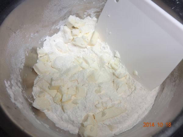 5.用刮板快速切拌奶油及麵粉直到奶油變成小碎粒為止