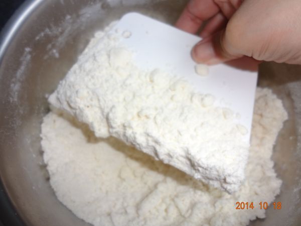 6.待奶油全切成小碎粒並包裏著麵粉後慢慢加入融化的糖/塩水及白醋
 (水不要一次全倒入，要慢慢加，見可成糰就不要再加水了)