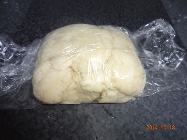 8.取出麵糰用保鮮膜按壓整形壓平成正方形放入冰箱中冷藏1-2小時