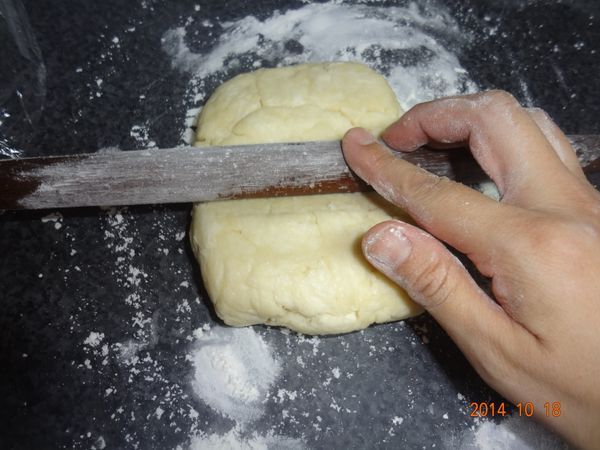 9.取出冷藏的麵糰表面和工作桌上撒點手粉邊擀邊整形成寛20cm長30cm的長條形後上下對折