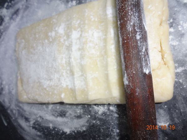 10.轉90度再擀成20cm*40cm長的長條形後上下對折(缺口朝向自己)