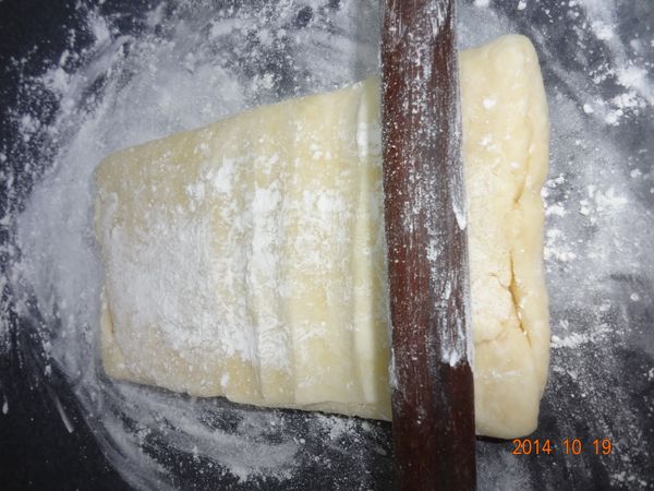 13.派皮剛從冰箱取出時會比較硬不好擀，可先用按壓的方式再慢慢擀開來