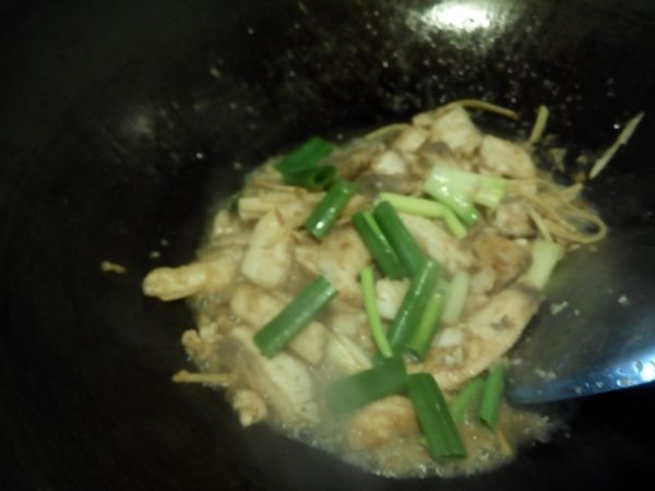 陸續加入黑醋.醬油.淋酒加水蓋鍋悶煮數分鐘再調味.蔥段末一起拌炒即可