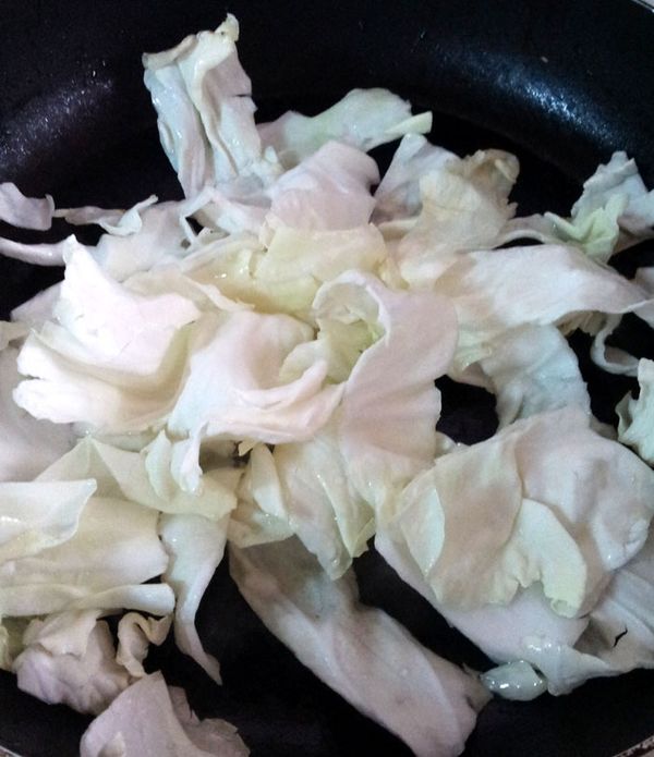 平底鍋中加入沙拉油和紅蔥頭, 炒至味道出來 ;  高麗菜加入翻炒