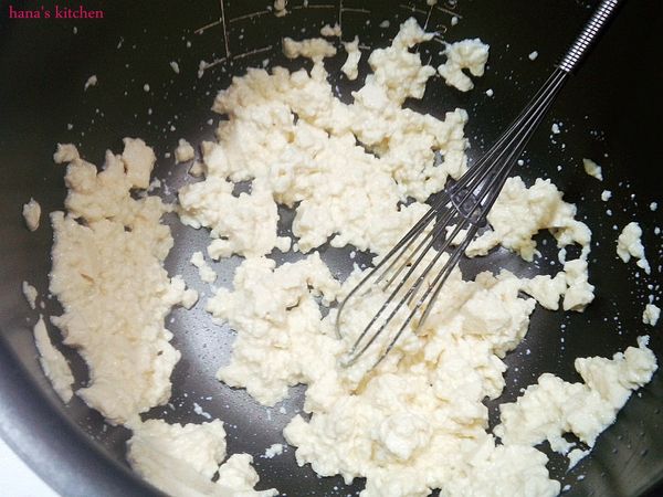 將豆腐放進內鍋中用打蛋器打成泥狀.