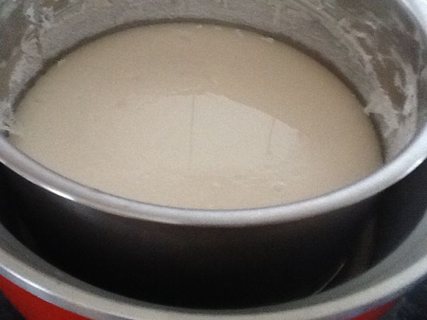 電鍋跳起，用筷子插入確認，若有沾黏，則外鍋再放入1杯水，再蒸ㄧ次，若未沾黏，表示已熟，再悶約10分鍾即可取出。