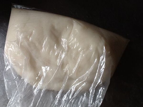 備一個耐熱塑膠袋，內放入1大匙食用油，趁熱將蒸熟的麻糬放入。