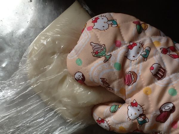 帶隔熱手套揉捏約5-8分鍾，使其光滑Q彈，揉好待涼。（或用桿麵棍搗Q)