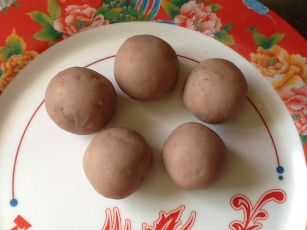 將芋泥餡搓成湯圓狀的芋泥球，備用。