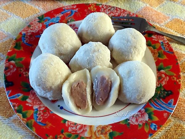 取約1小湯匙大小的麻糬（防手沾黏：可沾少許油或冷開水），壓薄扁圓狀，放入芋泥球，包裹封口，再裹上熟太白粉，盛盤即可食用。