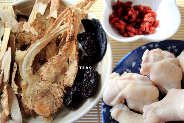 備料。中藥材部份可以去中藥房抓，中藥材稍微洗淨瀝乾放入布袋中。