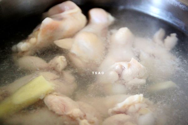 將翅小腿洗淨，和薑片冷水時放入鍋中煮滾2分鐘沖冷水，去除血水及雜質。