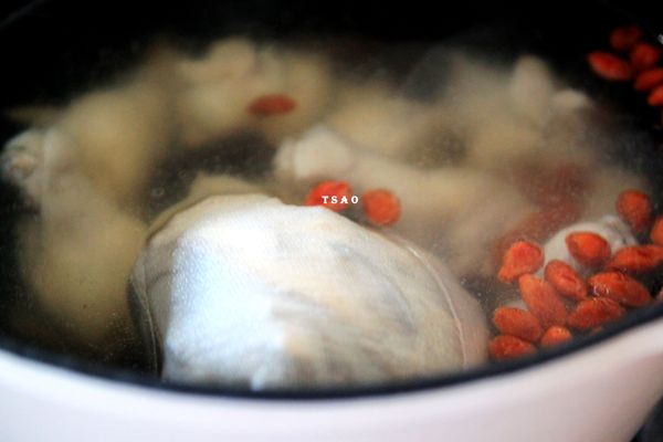 將水煮滾後，放入翅小腿、中藥包、米酒大火煮滾後轉中小火(就是水有微滾的狀態)慢燉1小時即可。