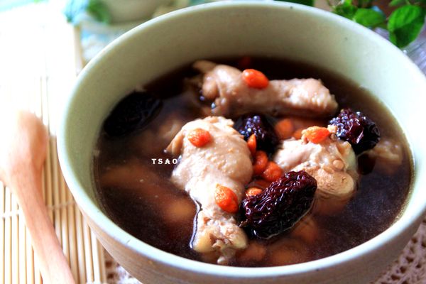 熄火前撈去多餘的油質及浮末，再加鹽調整適合自己的鹹度，喝完全身都感覺暖呼呼的~~❤