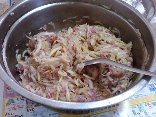 出水後的蒲瓜絲，用開水清洗一下把水份擰乾。加到豬絞肉裡加泡過後的小蝦米(蝦米用刀子切一切)，再加入香油、鹽巴(不要太多，因為蝦米也有鹹度)，攪拌均勻就可以準備包水餃了哦!