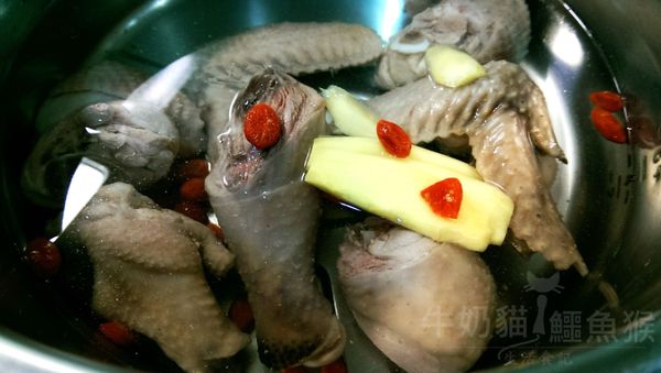 雞肉、枸杞、枸杞水、薑片、酒放入電鍋，
外鍋加1杯半的水。

起鍋放到爐上加鹽滾2分鐘(整鍋味道才均勻)