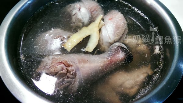 水滾開放多餘的薑皮去腥，
川燙雞腿翅，撈起立即冷水沖淨髒浮渣。