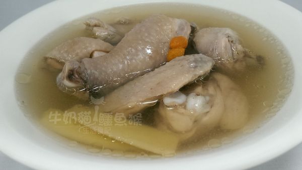 香氣逼人的枸杞雞湯完成可以上桌了。