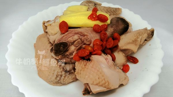 枸杞雞湯材料:薑洗淨去皮切片，薑外皮川燙雞肉可使用。