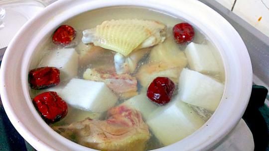 山藥去皮切塊狀~薑拍碎~雞肉川燙過~加入紅棗數顆~水滾小火燉煮20~30分鐘~