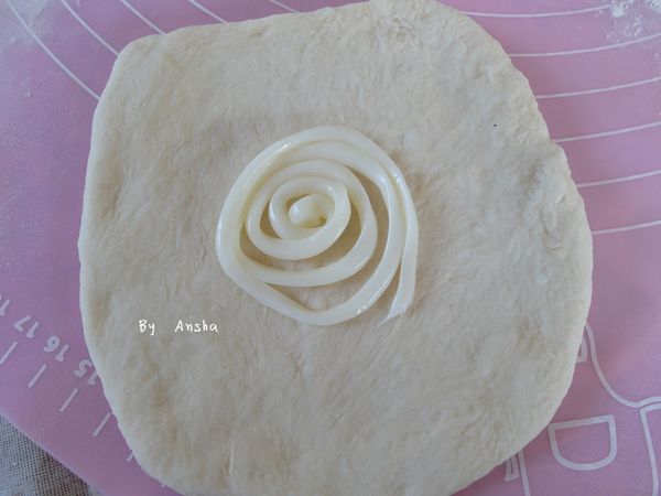 分成6份，桿平，擠上沙拉醬(太少會乾,太多會膩)