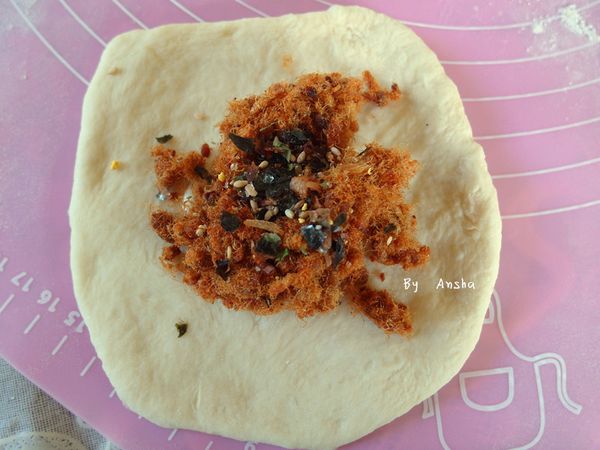 包入肉鬆，用成圓形，進行第２次發酵至２倍大