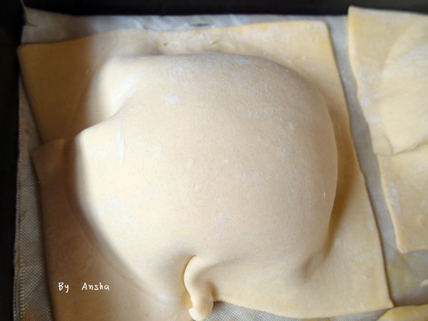 發酵完成後塗上水，蓋上起酥片，用碗倒扣壓一下