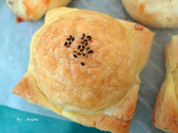 手沾濕取一些黑芝麻壓上去，烤箱180度預熱後，放進去烤至酥皮變成金黃色就完成囉！