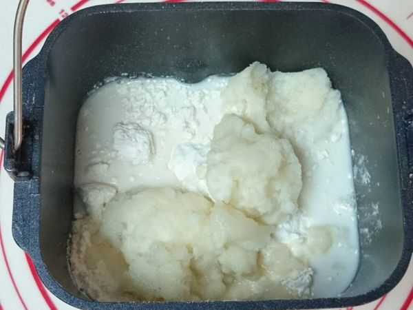 麵包機容器內裝好做麵包的葉片，將[麵糰]材料(奶油除外)依序放入，酵母粉投入專用糟，選擇製作麵包麵糰的選項。 約十分鐘攪拌成糰後，再放入奶油一起攪拌。