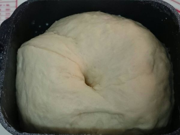 約１小時麵包機完成揉麵及首次發酵。